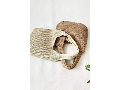 حقيبة صيفية لطيفة من القش بشبكة صيد وخرز مزيف أزرق مع زهرة