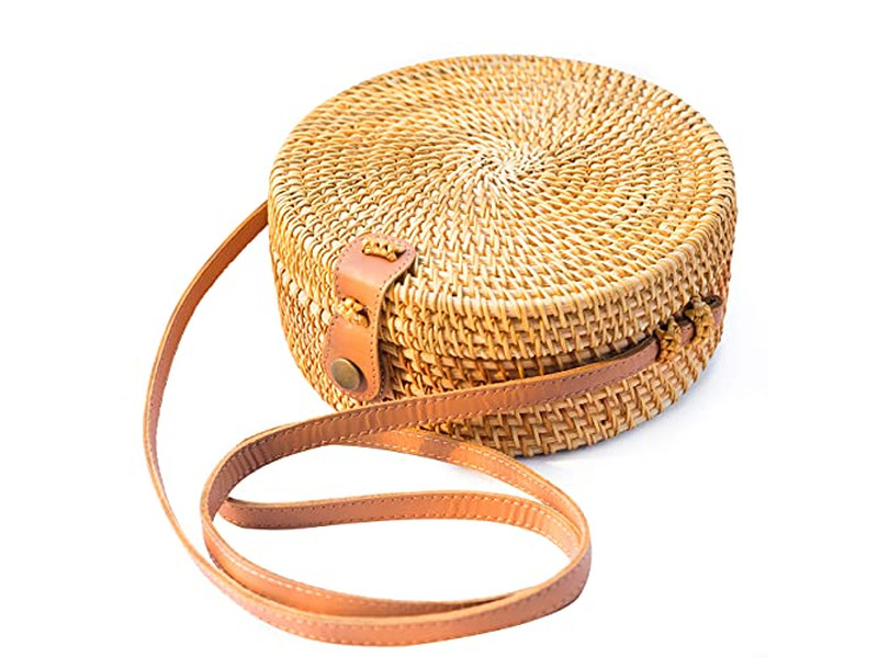 حقيبة يد قش للفتيات مصنوعة يدويًا منسوجة يدويًا من إندونيسيا معزولة للشاطئ للأطفال