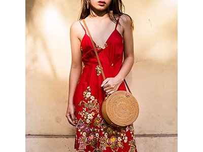 حقيبة يد قش للفتيات مصنوعة يدويًا منسوجة يدويًا من إندونيسيا معزولة للشاطئ للأطفال