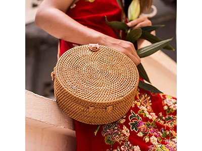 حقيبة يد قش للفتيات مصنوعة يدويًا منسوجة يدويًا من إندونيسيا معزولة للشاطئ للأطفال